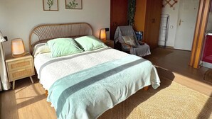 A bedroom with a bed, bedside tables, a chair, and a wardrobe. - In Cabrils (Barcelona at 20 km). Apartment with sea view, pool and very quiet (Cabrils)