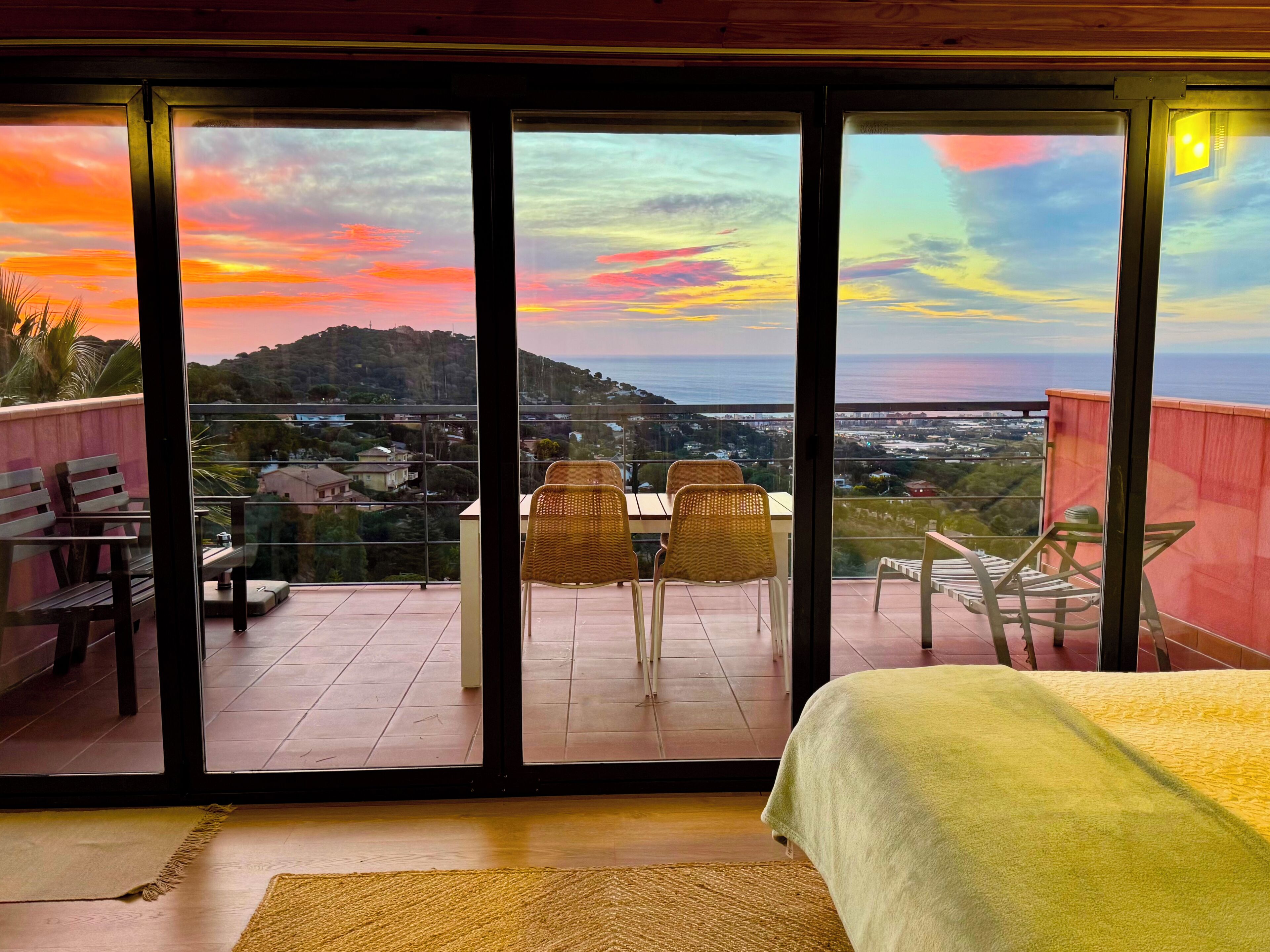 1 habitación, tabla de planchar con plancha y cuna de viaje 