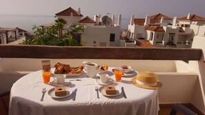 Outdoor dining - Spectacular apartment in Alcaidesa: GOLF AND BEACH (San Roque)