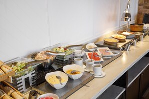 Café da manhã com buffet todos os dias mediante uma taxa