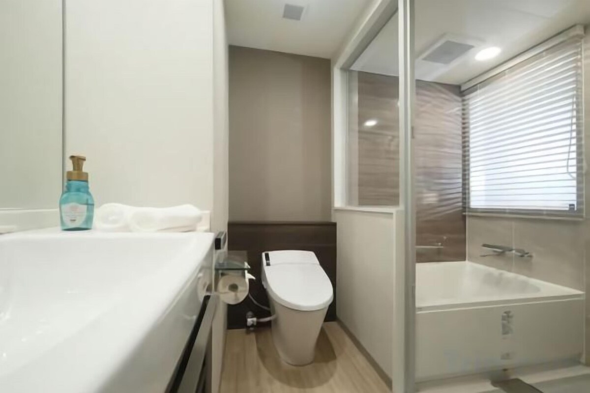 Separate tub and shower, deep soaking tub, free toiletries, hair dryer