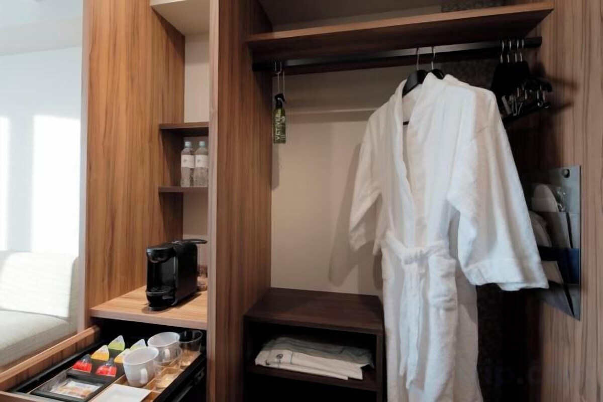 Luxe beddengoed, donsdekens, pillowtop-bedden, een kluis op de kamer