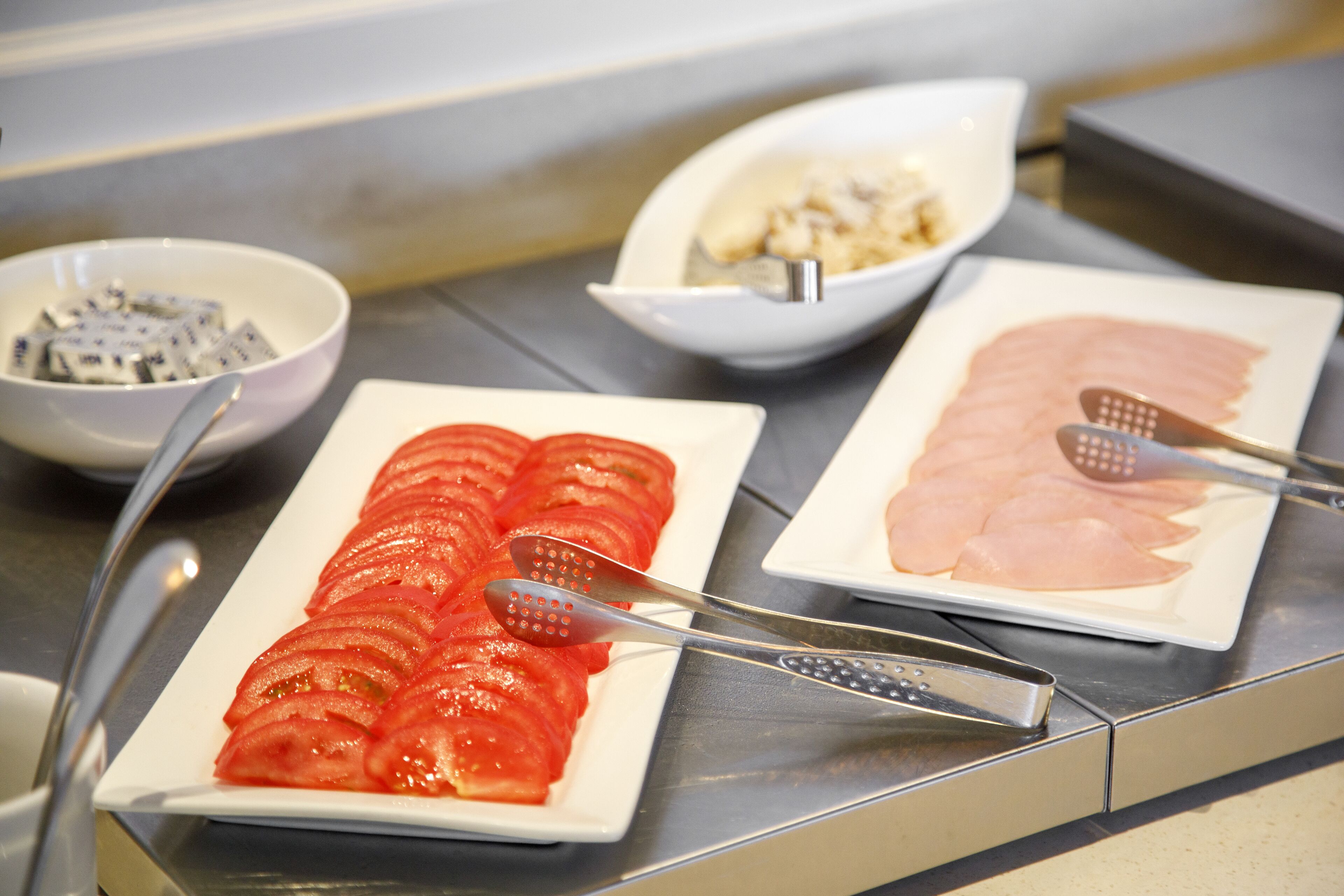 daily buffet breakfast (jpy 2640 per person)