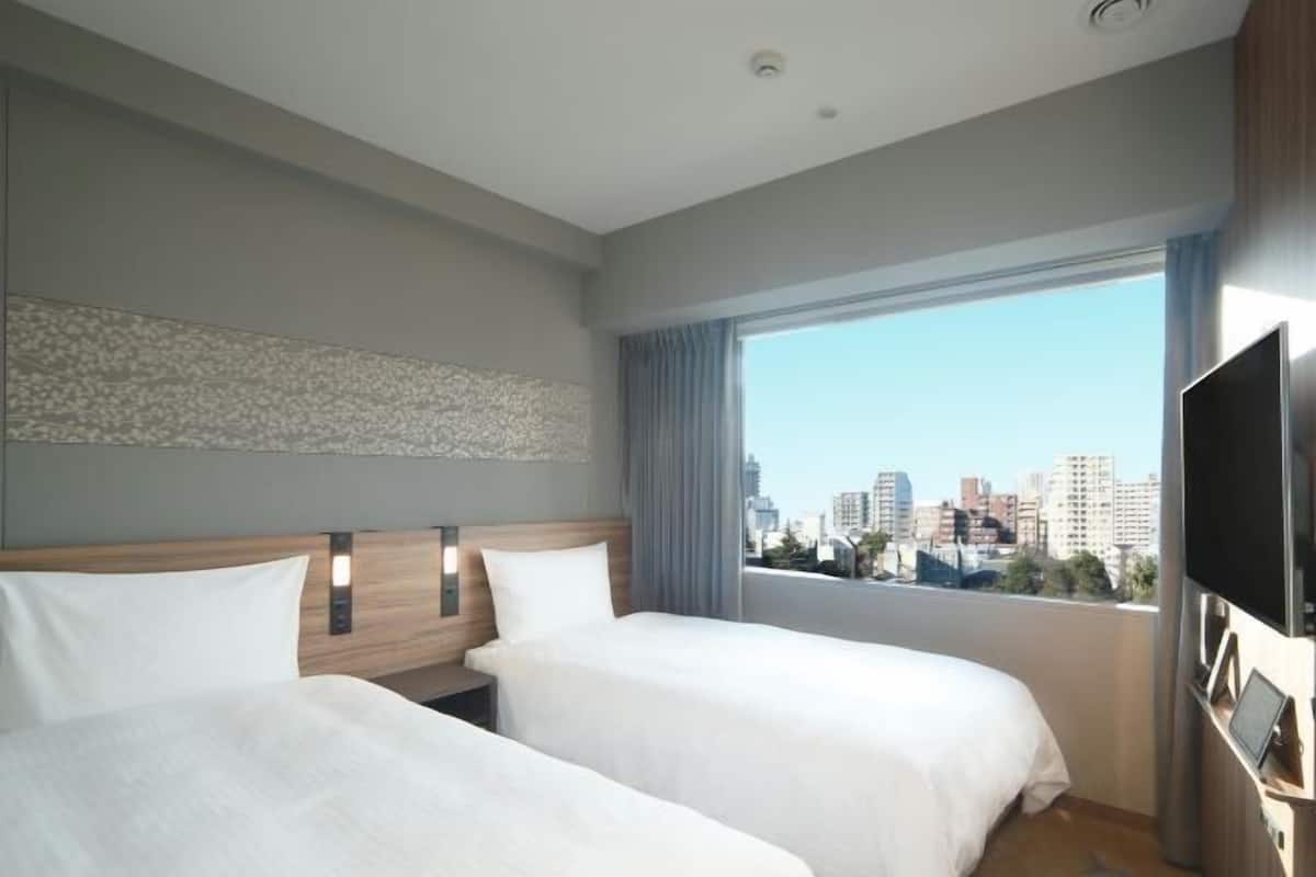 Premium bedding, down comforters, pillowtop beds, in-room safe