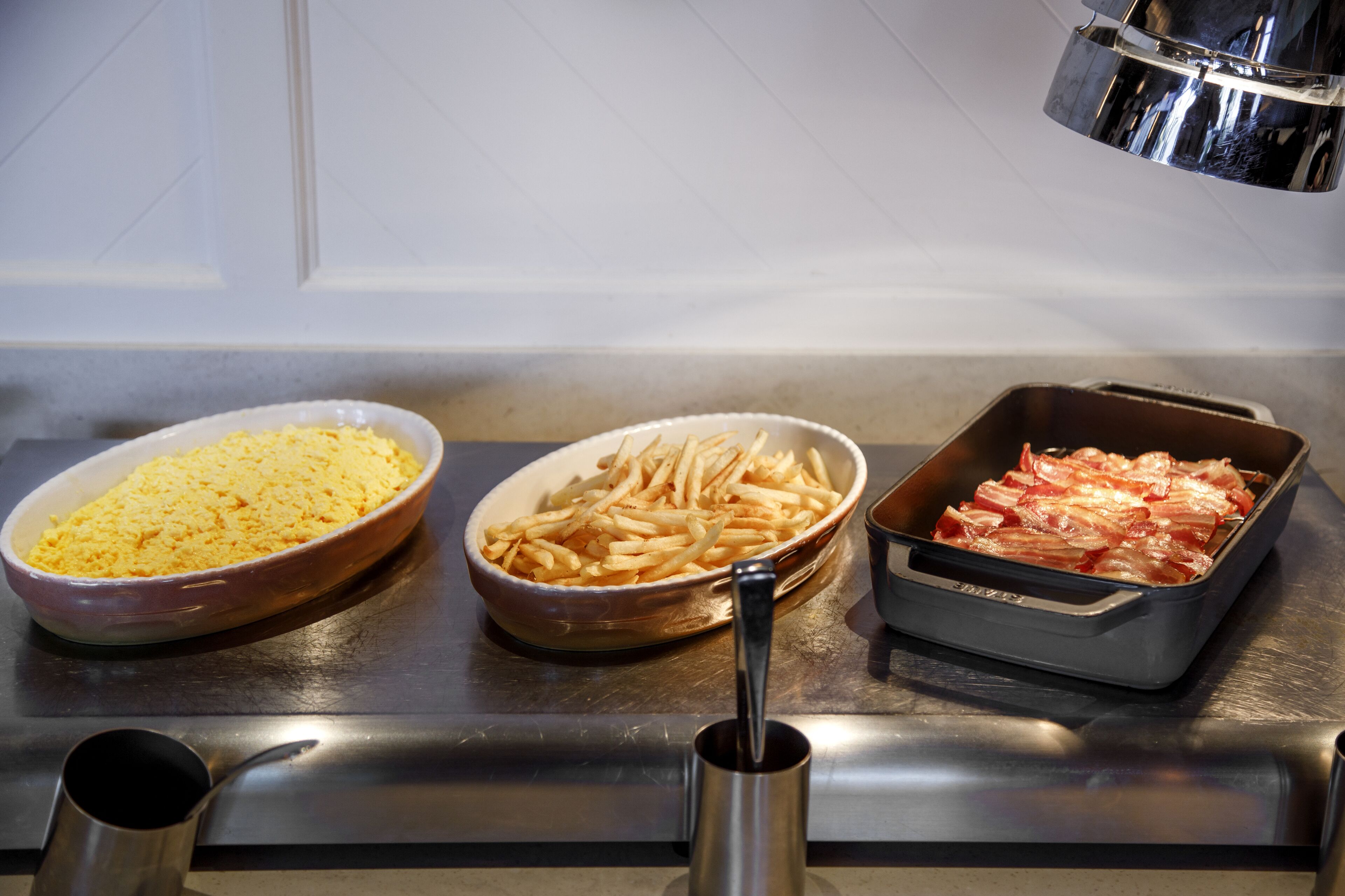 daily buffet breakfast (jpy 2640 per person)