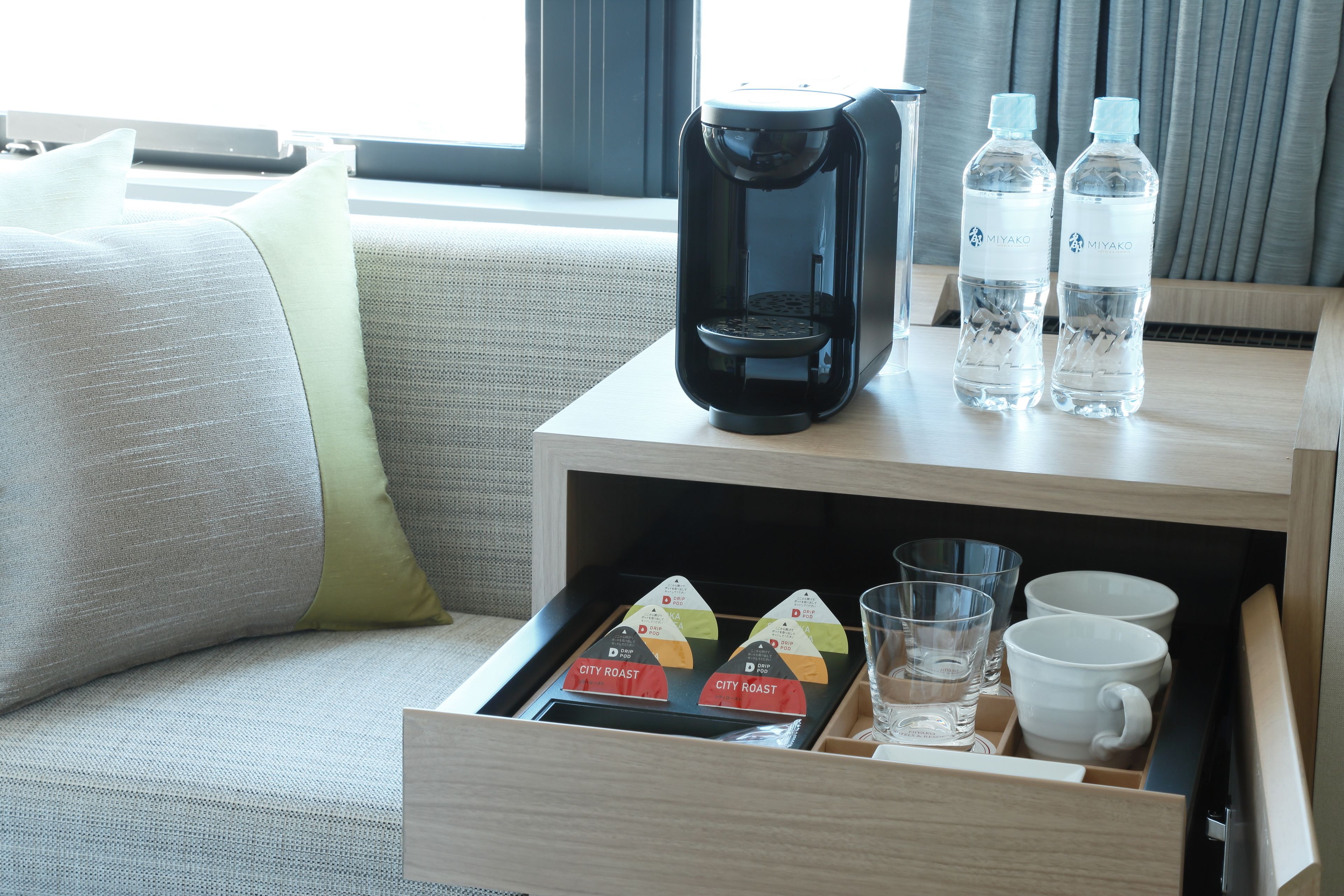 grand floor deluxe king double room | coffee and/or coffee maker