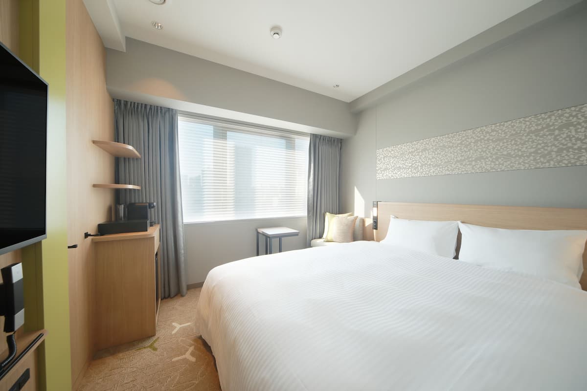 Premium bedding, down comforters, pillowtop beds, in-room safe