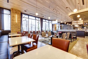 Serveert ontbijt en lunch