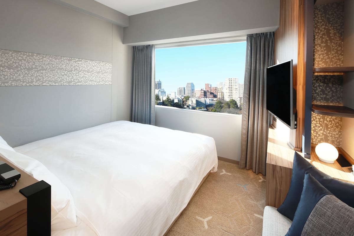 Premium bedding, down comforters, pillowtop beds, in-room safe