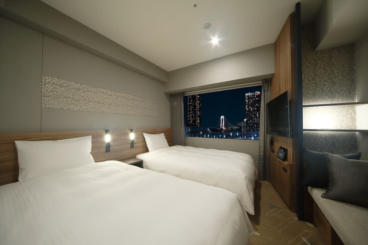 Premium bedding, down comforters, pillowtop beds, in-room safe