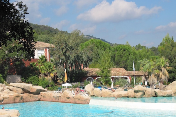 piscine à vagues avec toboggans, piscine surveillée par des maitres nageurs