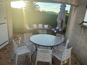 Outdoor dining - Sainte Maxime: House with garden on french riviera. Terrace with solarium (Sainte-Maxime)