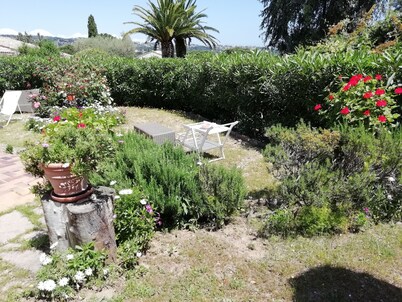 Sainte Maxime: House with garden on french riviera. Terrace with solarium