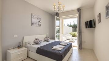 1 dormitori, caixa forta a l'habitació i planxa i posts de planxar