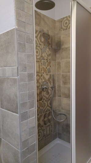 Combined shower/bathtub, hair dryer, bidet, towels