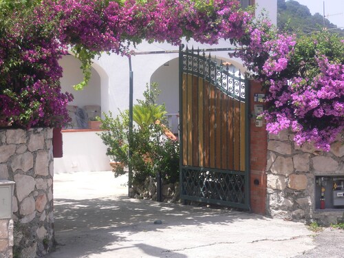 Charming apartment in villa with veranda overlooking the sea   