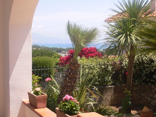 Charming apartment in villa with veranda overlooking the sea   