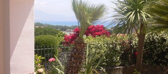 Charming apartment in villa with veranda overlooking the sea   