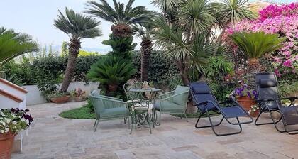 Charming apartment in villa with veranda overlooking the sea