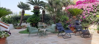 Charming apartment in villa with veranda overlooking the sea
