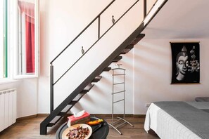 1 habitación, tabla de planchar con plancha y cuna de viaje 