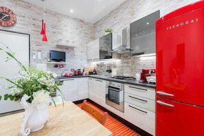Refrigerador, horno, lavavajillas, cafetera expreso