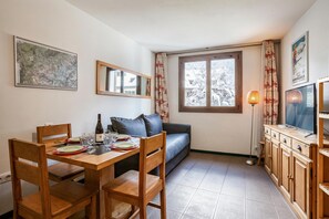 Living and dining room - Cham Sud F210 Mountain View for 4, Chamonix, France (Chamonix)