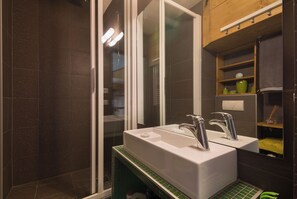 Shower, hair dryer, towels - Chamonix Sud - Bâtiment F 210, Chamonix, France (Chamonix)