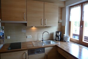 Geladeira, micro-ondas, cooktop, lava-louças