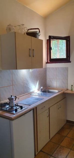 Refrigerador, microondas, parrilla de estufa y cafetera y tetera