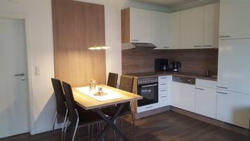 Wasserkocher mit Kaffee-/Teezubehör, Kühlschrank, Mikrowelle, Ofen