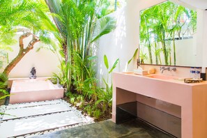 Baignoire et douche séparées, articles de toilette gratuits