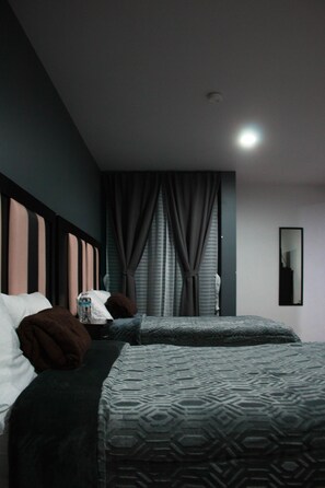 Habitación empresarial | Cortinas blackout, tabla de planchar con plancha y wifi gratis 