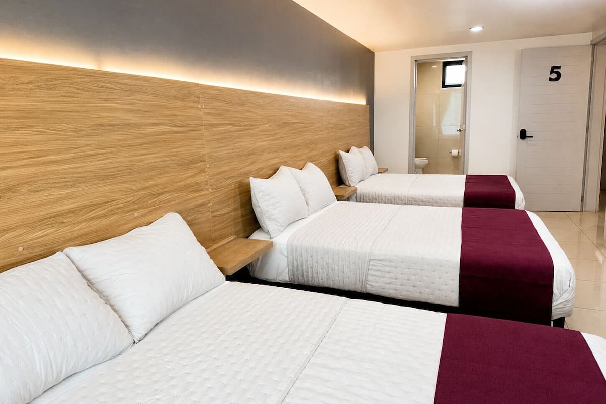 Family Room | 遮光窗帘、熨斗/熨板、免费 WiFi、床单