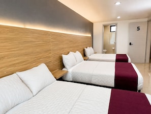 Family Room | Mörkläggningsgardiner, strykjärn/strykbräda, gratis wi-fi och sängkläder