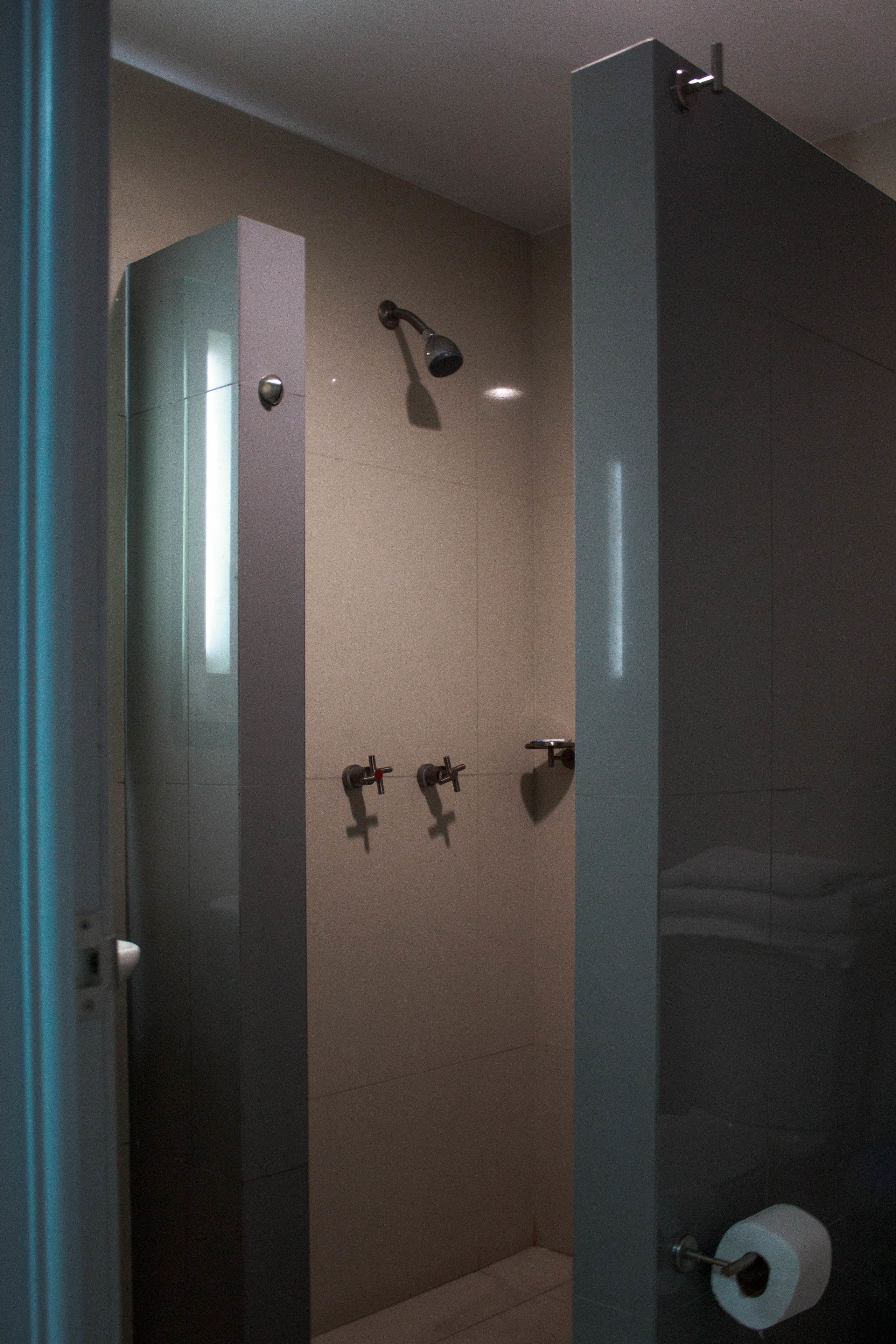 Habitación empresarial | Baño | Regadera, amenidades de baño gratuitas, toallas, jabón 