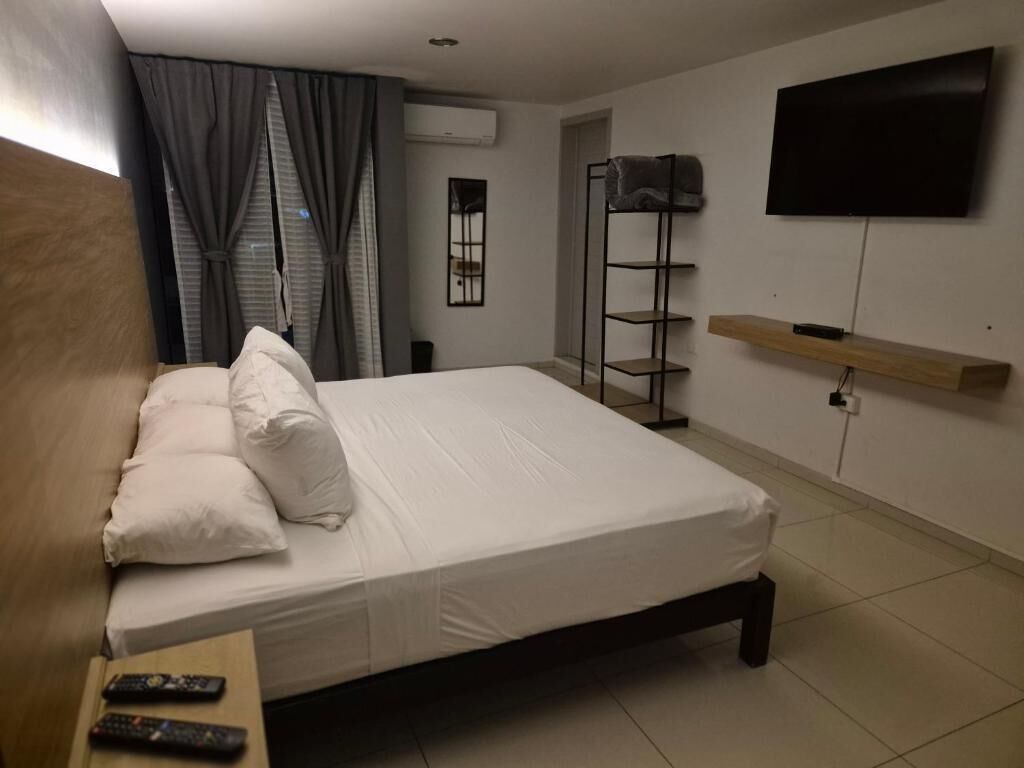 Suite | Blackout drapes, iron/ironing board, free WiFi, bed sheets