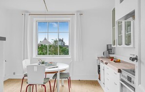 Réfrigérateur, four à micro-ondes, surface de cuisson, cafetière-théière