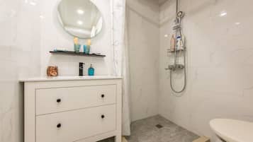 Loft Deluxe, para no fumadores, refrigerador y microondas | Baño | Regadera, regadera con hidromasaje, amenidades de baño de diseñador