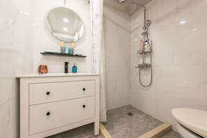 Loft Deluxe, non-fumeur, réfrigérateur et four à micro-ondes | Salle de bain