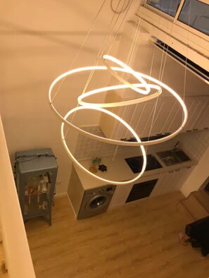 Deluxe-ullakkohuoneisto, tupakointi kielletty, jääkaappi ja mikroaaltouuni | Oleskelualue | LCD-televisio