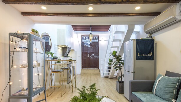 A modern kitchen with a dining area, a sofa, and a potted plant. - Shanghai Moxi Inn Huaihai Rd No.3 Branch (Shanghai)