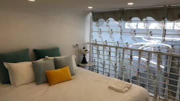 Loft Deluxe, para no fumadores, refrigerador y microondas | 1 habitación, edredón, artículos del minibar gratis y cortinas blackout