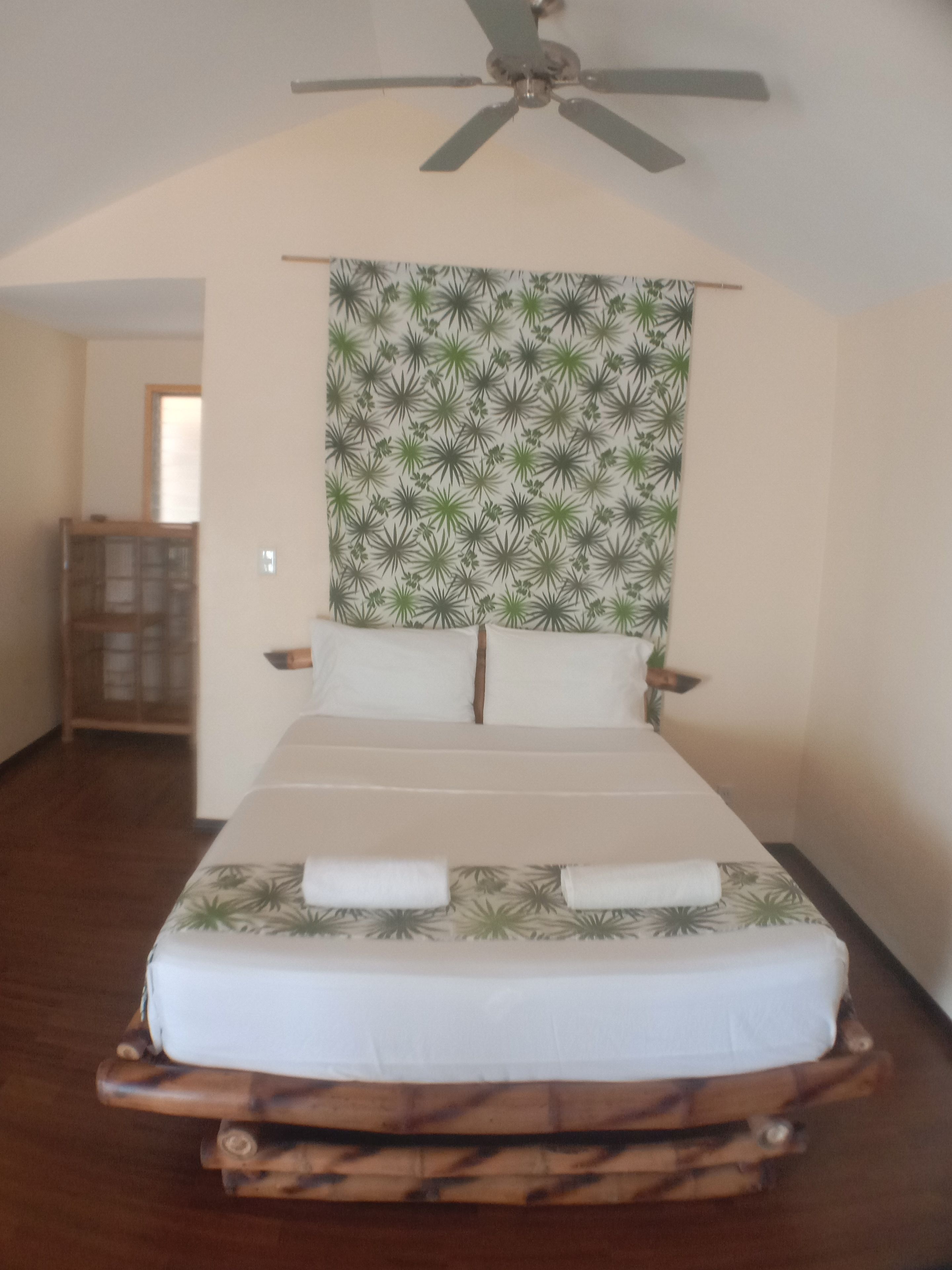 beach front cottage | desk, rollaway beds, bed sheets