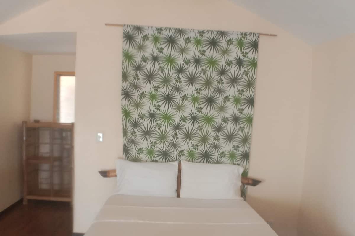 beach front cottage | desk, rollaway beds, bed sheets