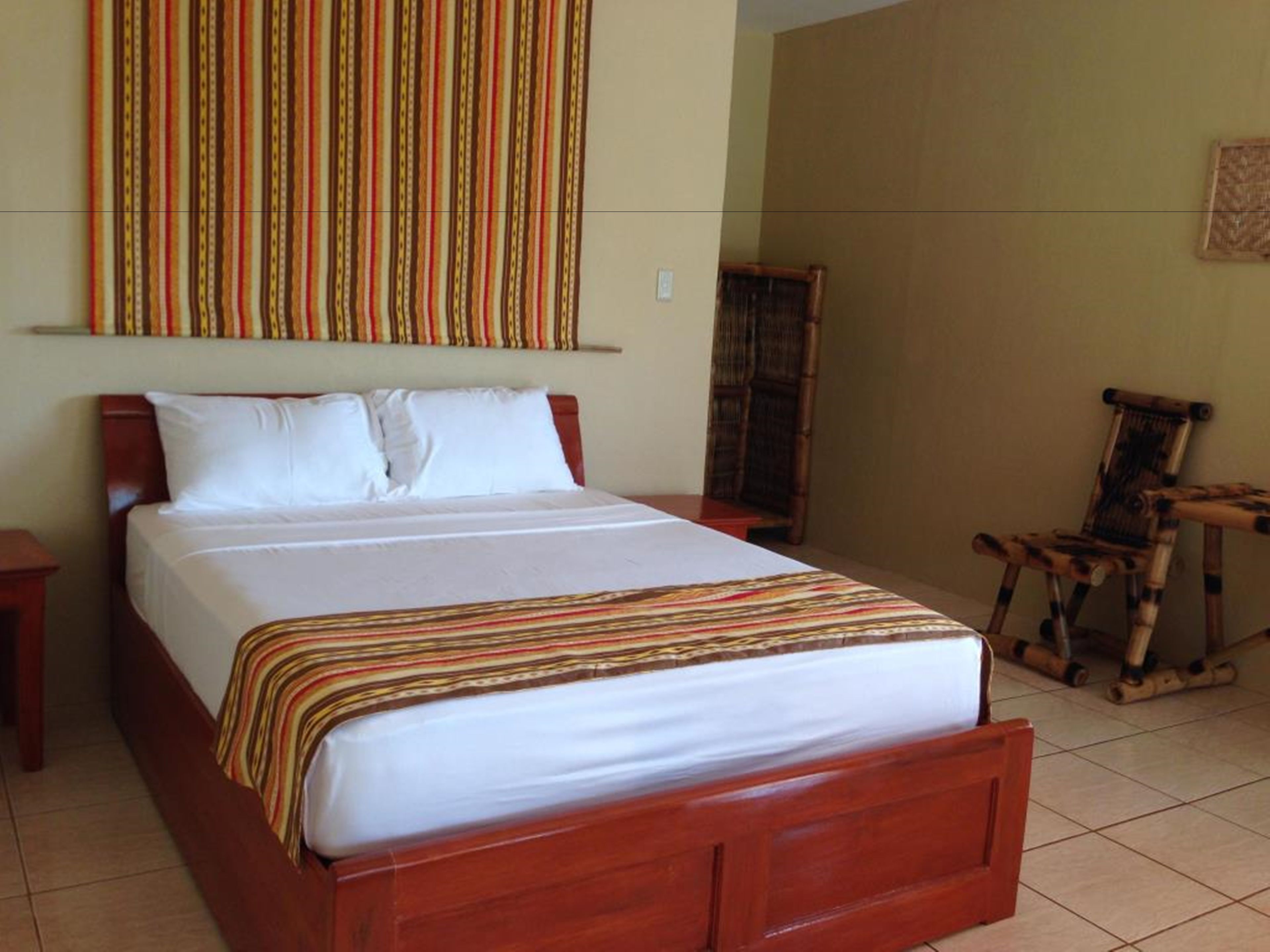 garden view cottage | desk, rollaway beds, bed sheets