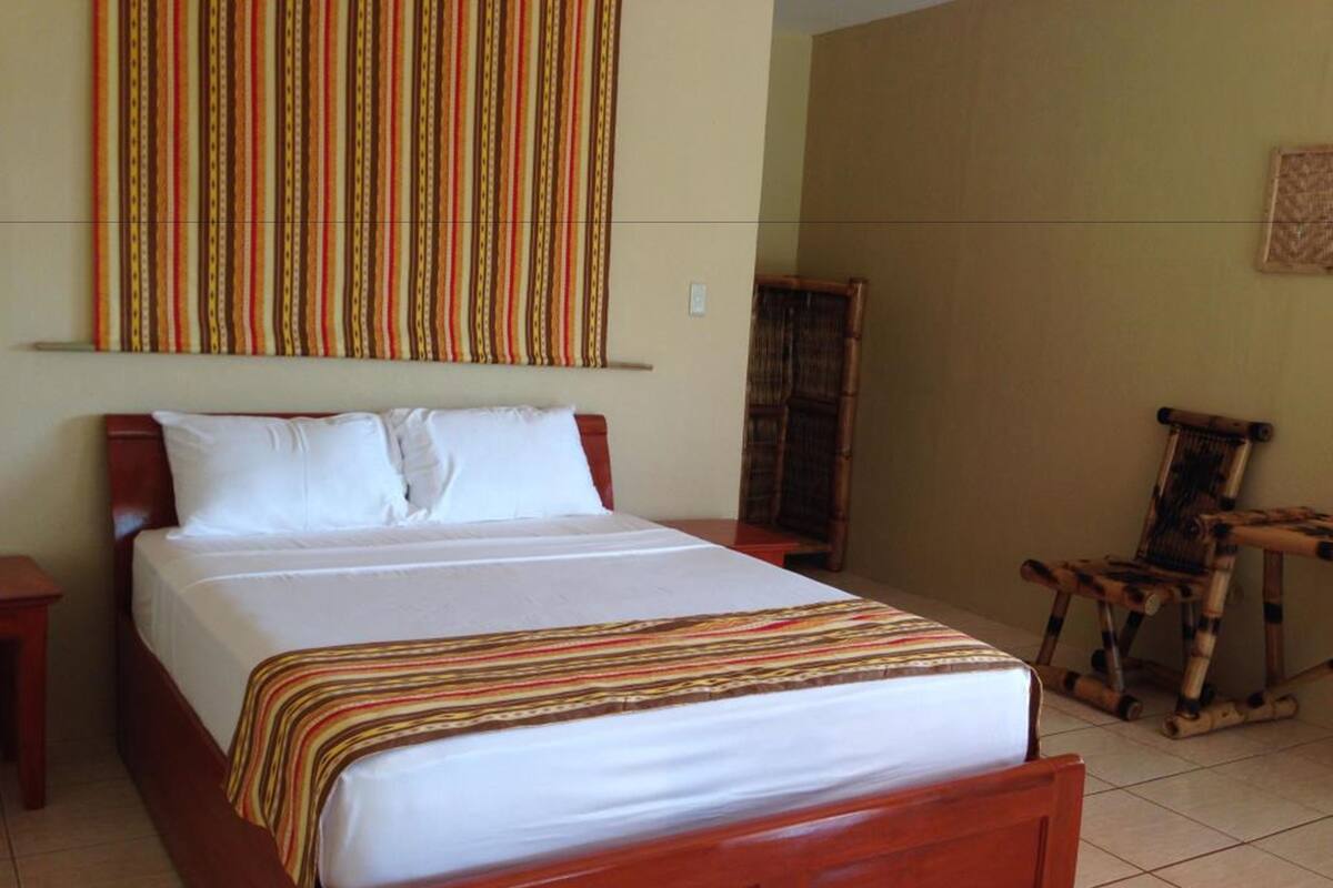 garden view cottage | desk, rollaway beds, bed sheets