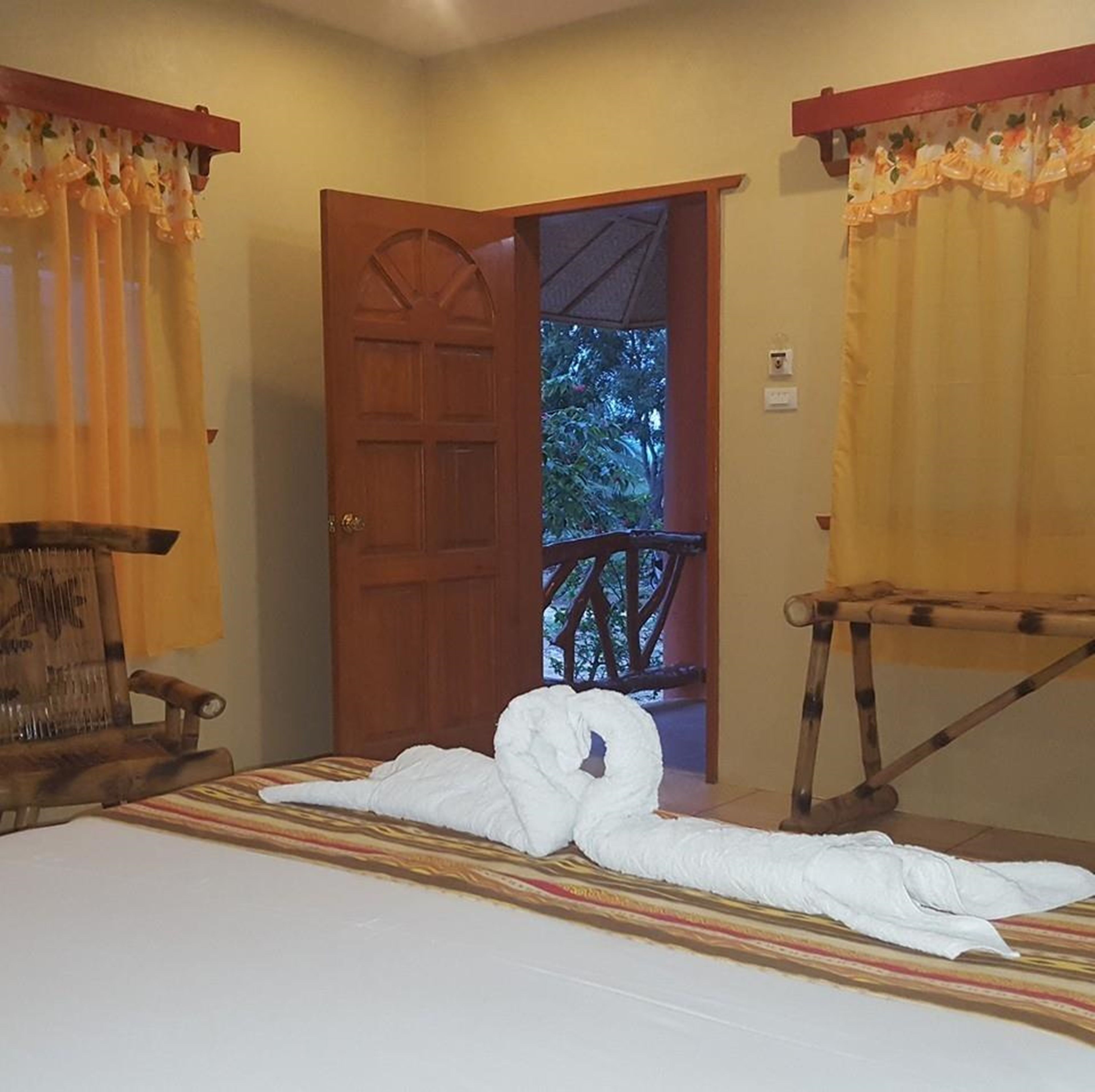 garden view cottage | desk, rollaway beds, bed sheets