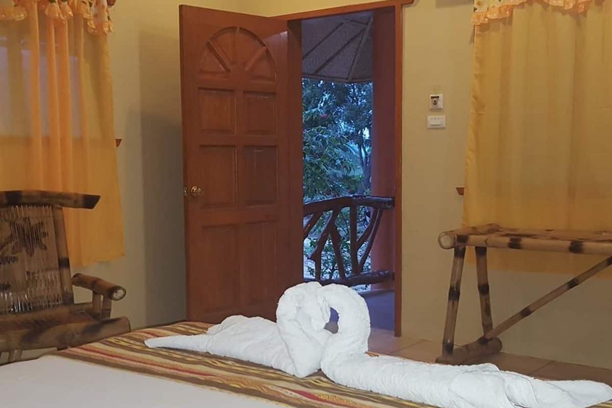 garden view cottage | desk, rollaway beds, bed sheets