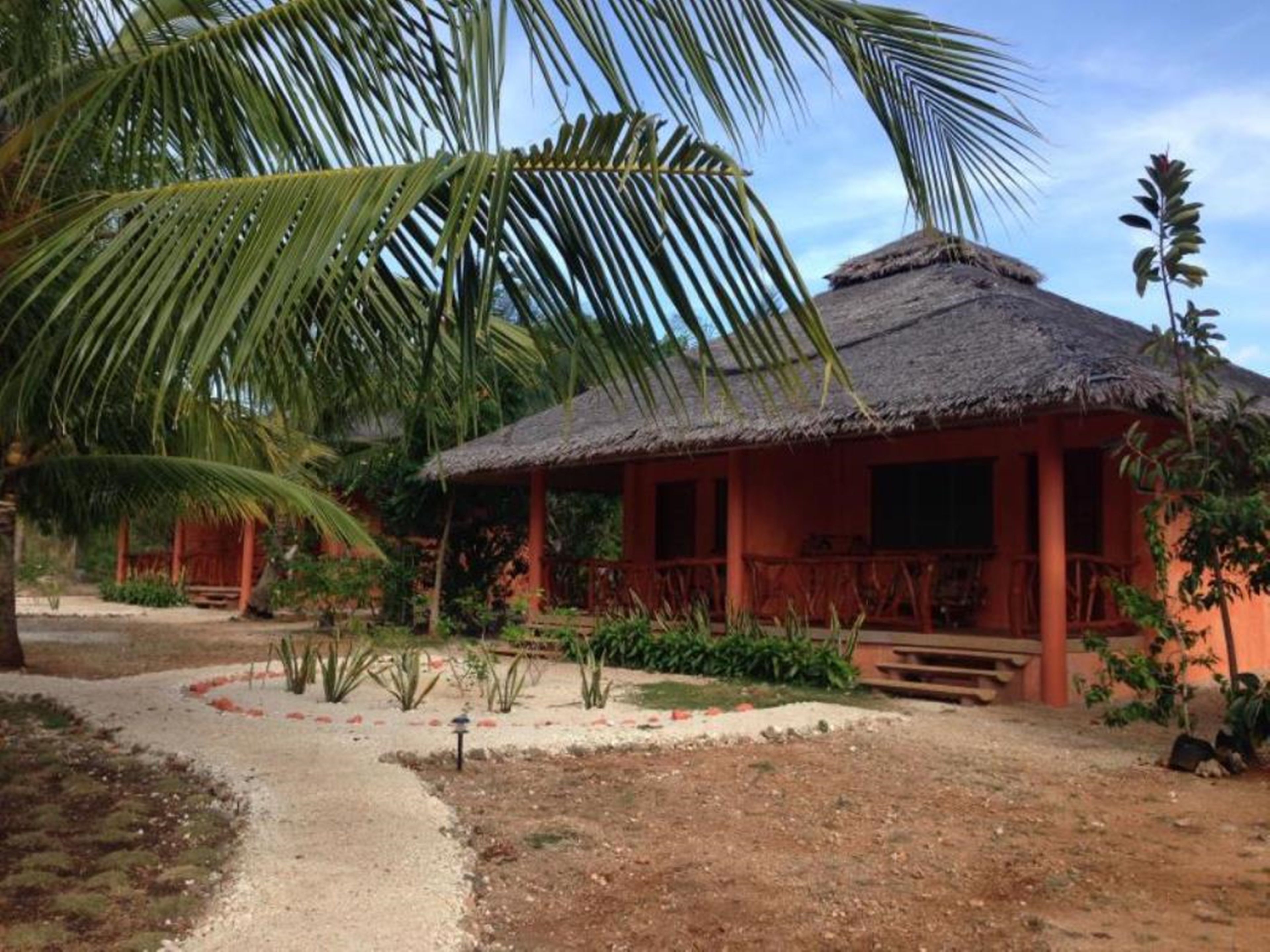 garden view cottage | desk, rollaway beds, bed sheets